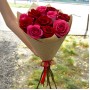 Букет Красные и розовые розы в крафте 11 шт